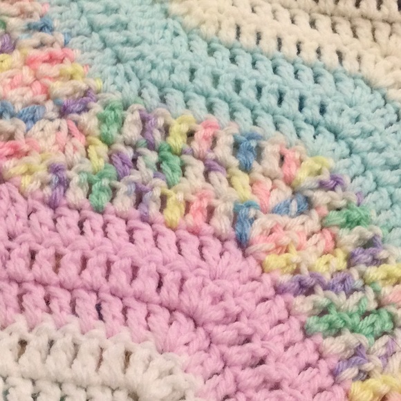 🌸Handmade crocheted baby blanket afghan for crib or stroller. New. - Picture 3 of 8